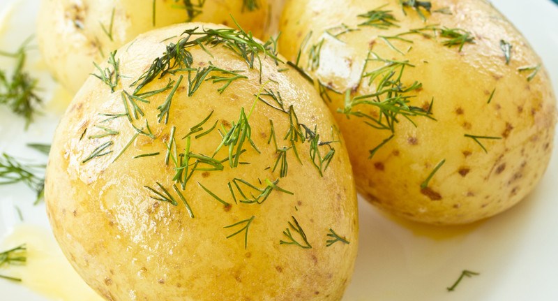 Отварной картофель с укропом